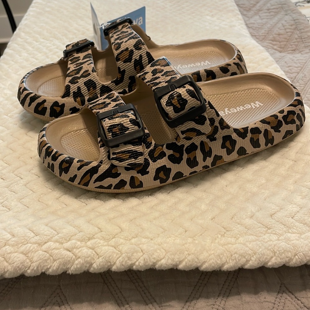 Leopard cloud sandals size 7 NWT